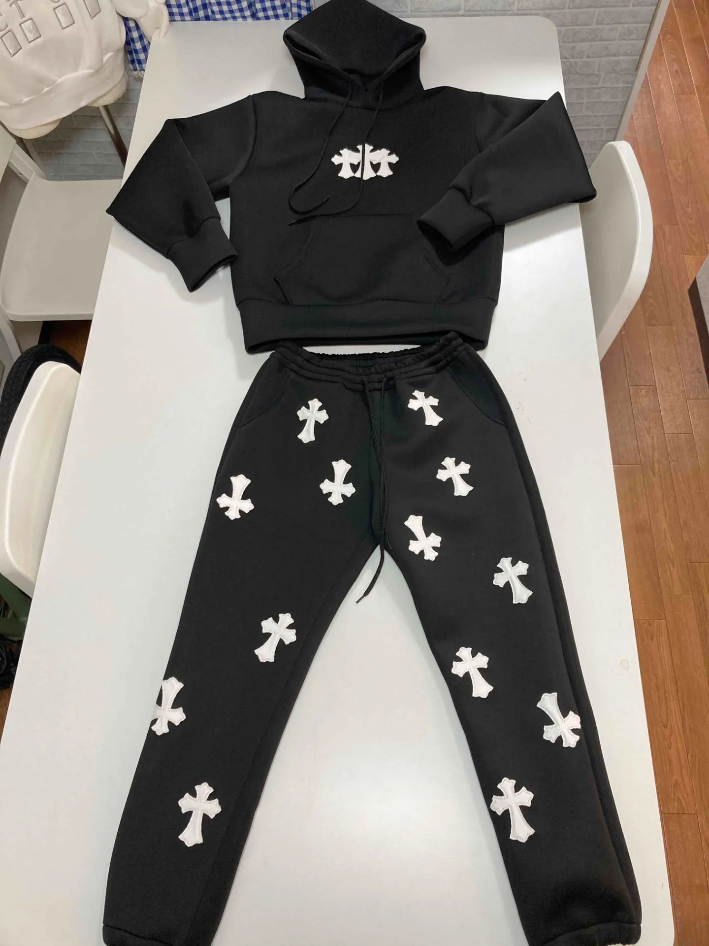 セットアップパーカーパンツ。十字架の刺繍ワッペン付きOEM小ロット生産