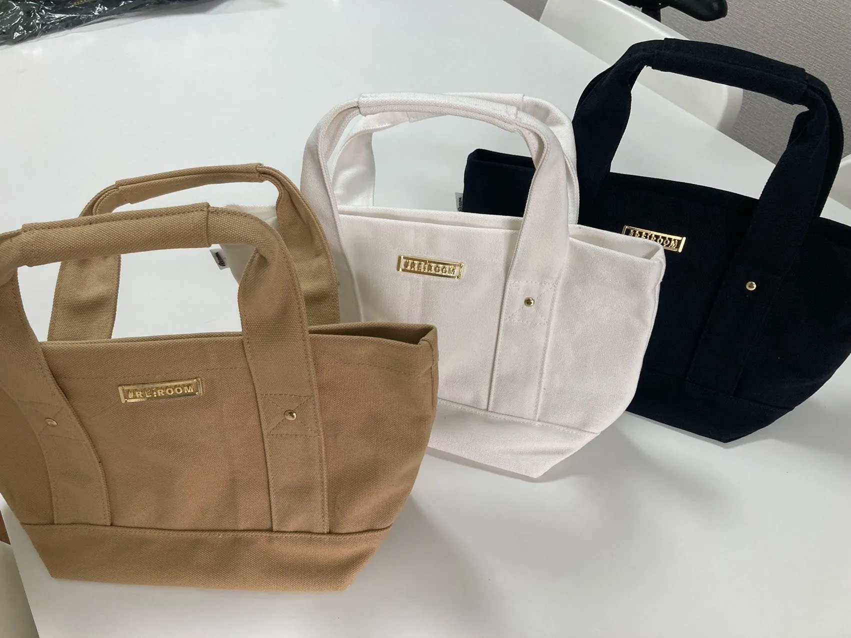 手持ちのキャンバス地のオリジナル生産小ロット金属タグ付き