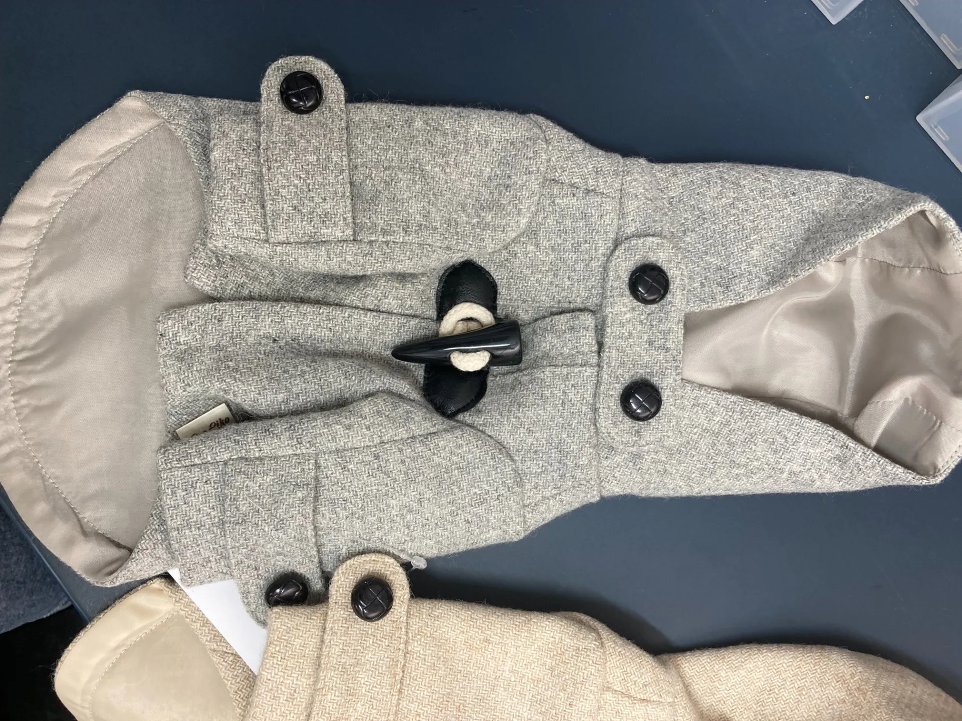 犬服のダッフルコートを小ロット、OEM生産しました。