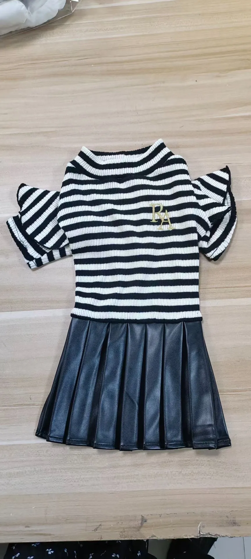 合皮スカートプラスカットソーボーダーの組み合わせ犬服、小ロット生産OEM生産