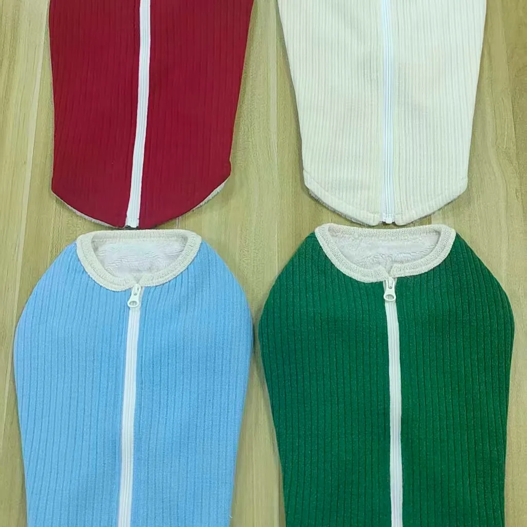 こちらの犬服は、裏ボア付きでセーター感覚の着心地を実現してい...