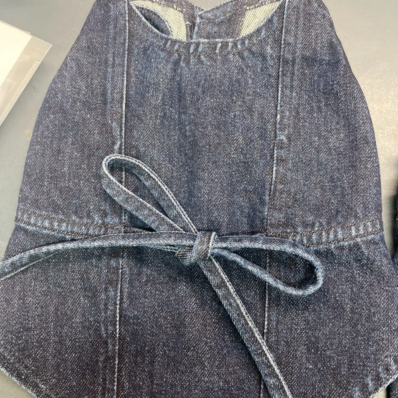 デニム素材を使用した犬用の服です。