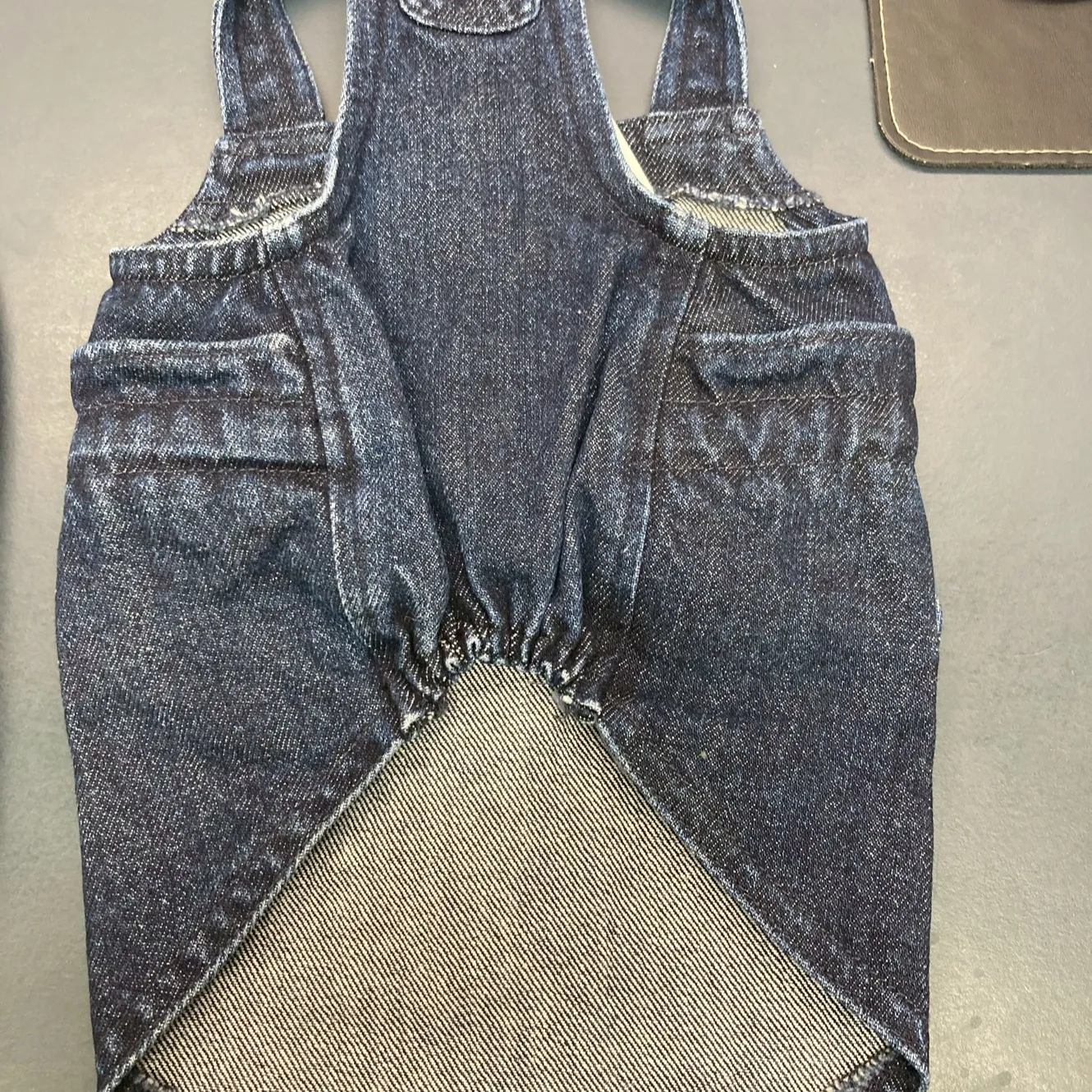 デニム素材を使用した犬用の服です。