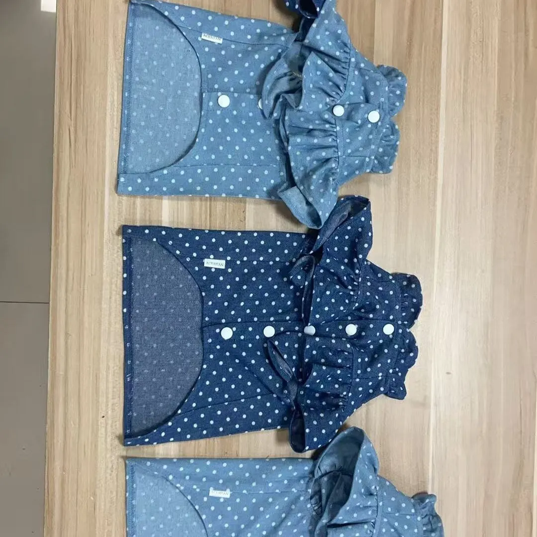 デニム素材を基にした犬服は、そのシンプルで洗練されたデザイン...