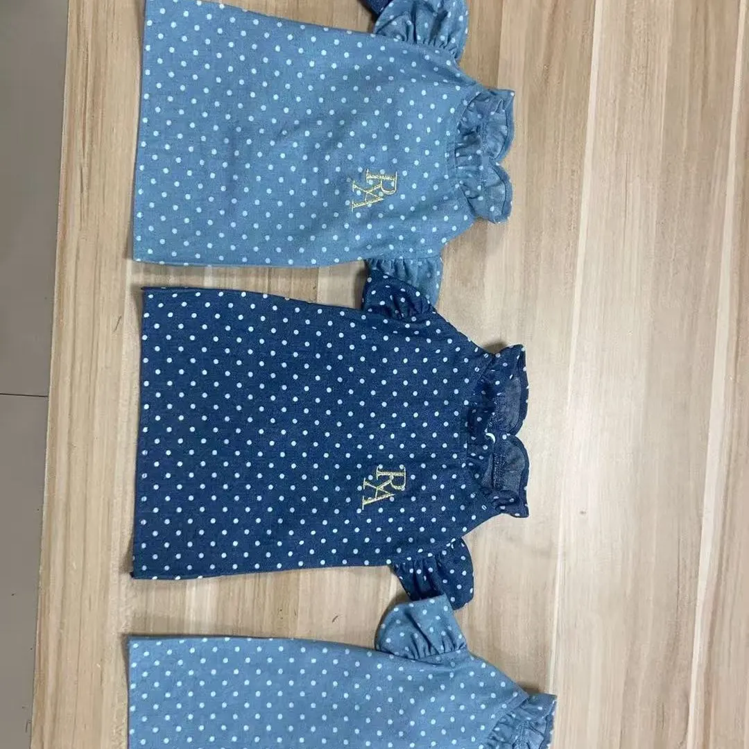 デニム素材を基にした犬服は、そのシンプルで洗練されたデザイン...