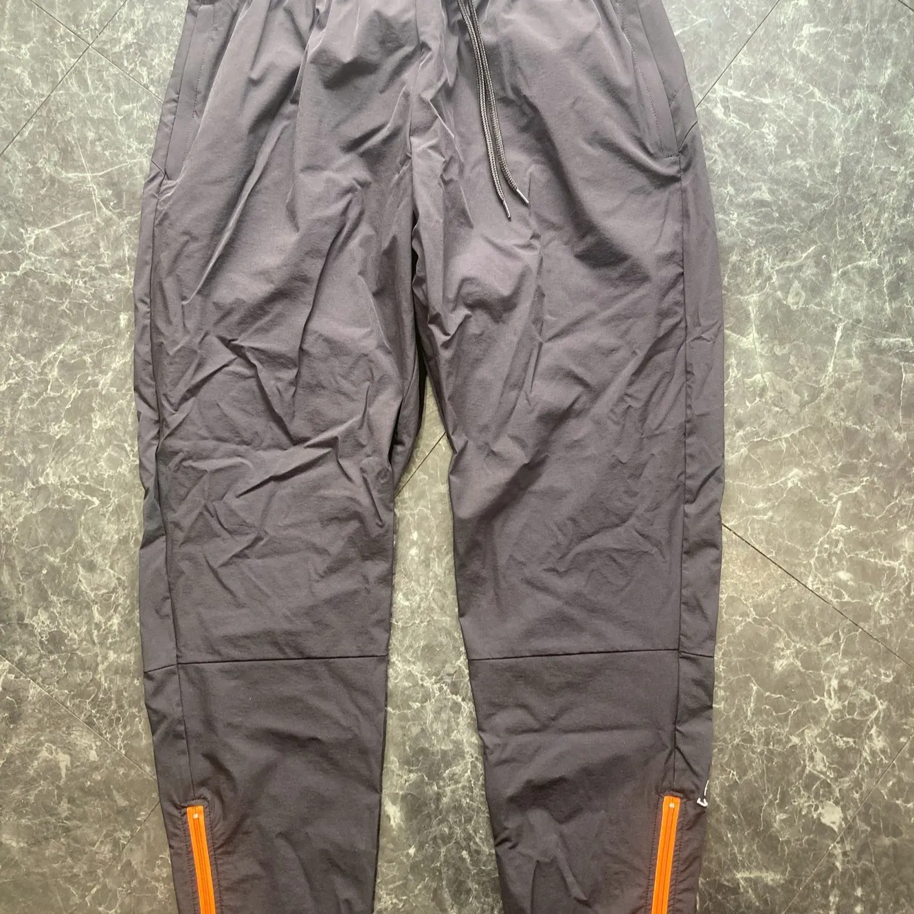 企業ロゴ入りのユニホームジャージの生産についてご紹介いたしま...